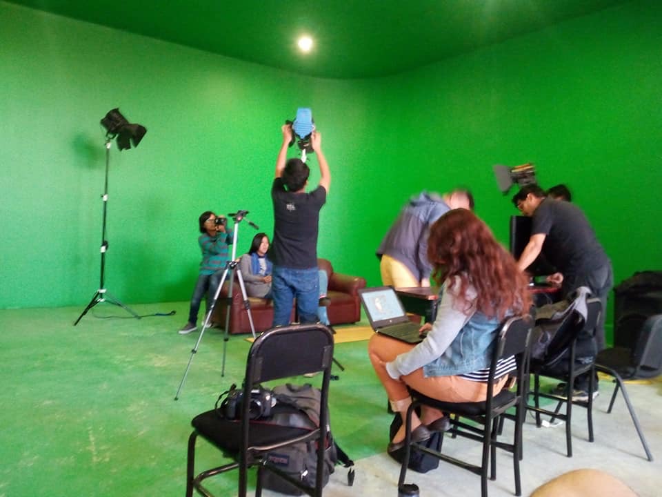 Estudiante de cine escribiendo guión