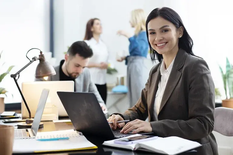 Estudiantes en clase de administración