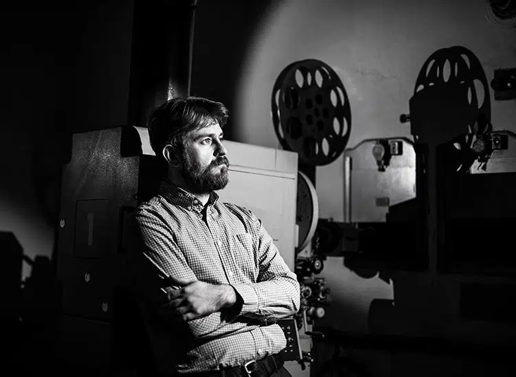 Estudiante de cine analizando película